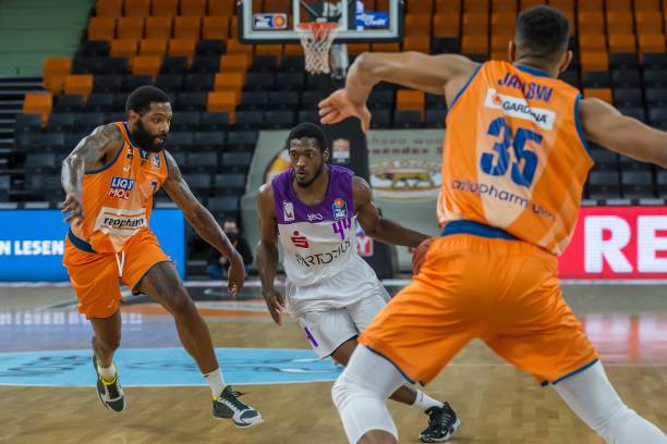 他常常是球 他常常是球